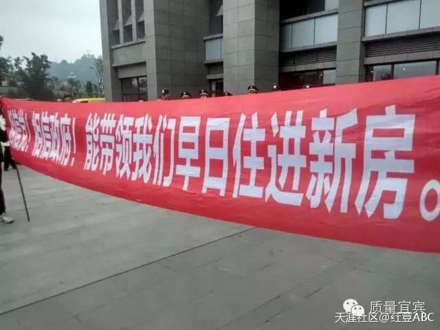 业主维权过道门套造型效果图，开发商不给说法反打人，还把政府把相关职能部门放在眼里么？